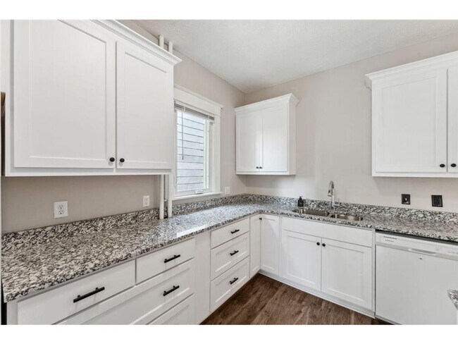 Building Photo - Beautiful 5 Bedroom 3 Bathroom House in MacGroveland