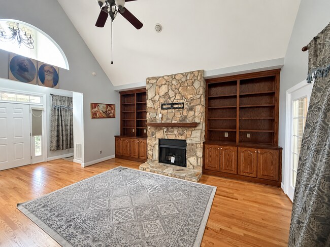 Building Photo - 2040 Webster Grove Dr