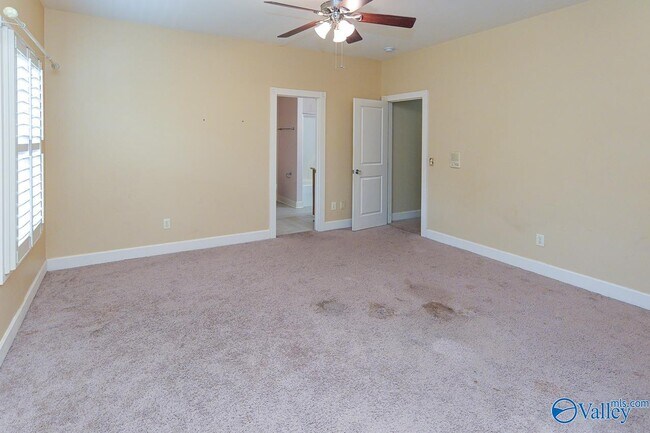 Building Photo - 305 Walden Glen Ct