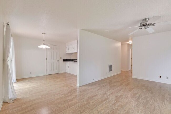 Building Photo - Freshly Updated 3-Bedroom Home with Fenced Backyard in Forest Grove!