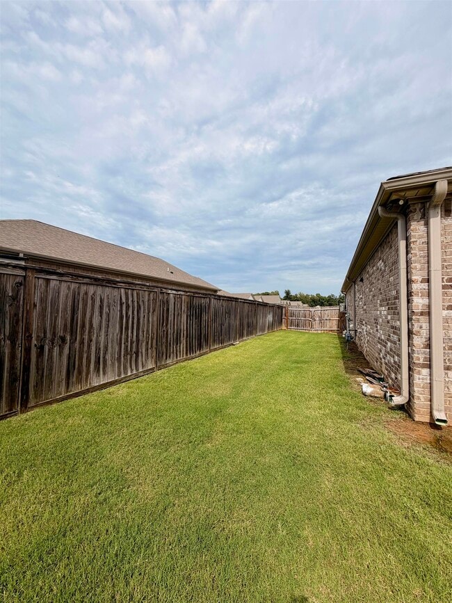 Building Photo - 280 Lilly Dr