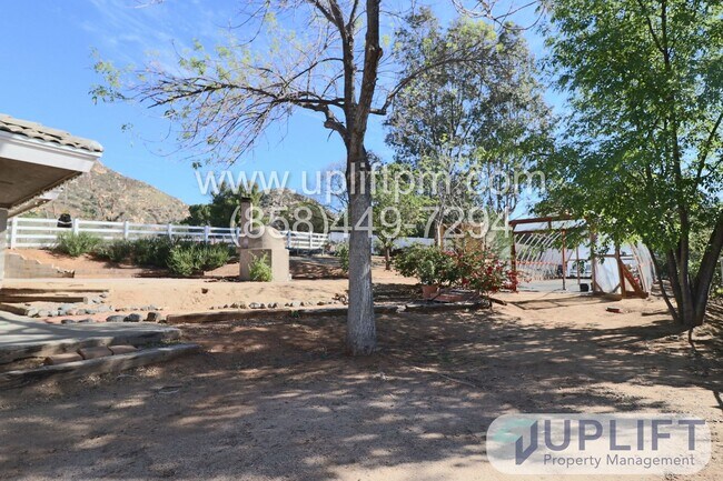 Building Photo - 4 Bedroom 2 Bathroom with Garage and Green...
