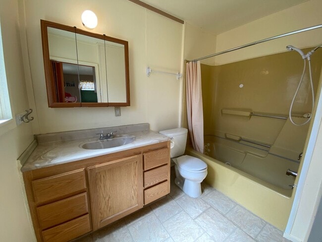 Building Photo - 2 bedroom 1 bath cottage