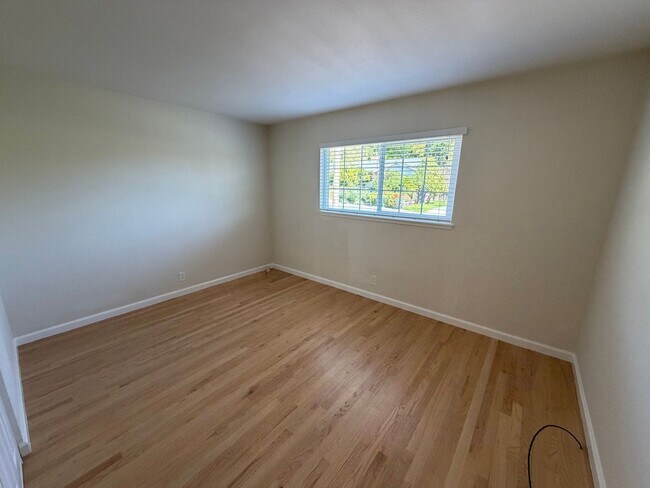 Building Photo - Beautifully Updated Glenwood (San Rafael) 3x2 Home with Large Yard, HW Floors, Garage