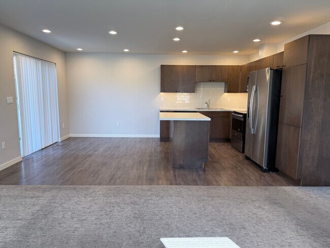 Building Photo - Stunning 4 Bedroom West Valley Townhome