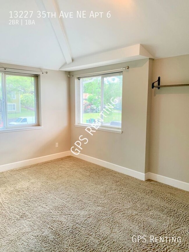 Building Photo - Top floor Condo filled with light