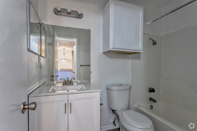 1BR, 1BA - 590SF - Bathroom - Canyon Oaks Apartment Homes