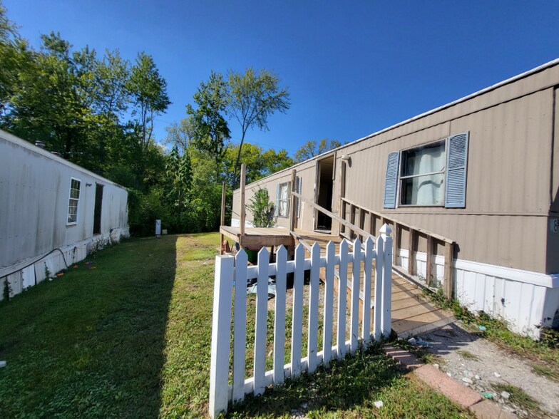 Primary Photo - 2175 E Main St