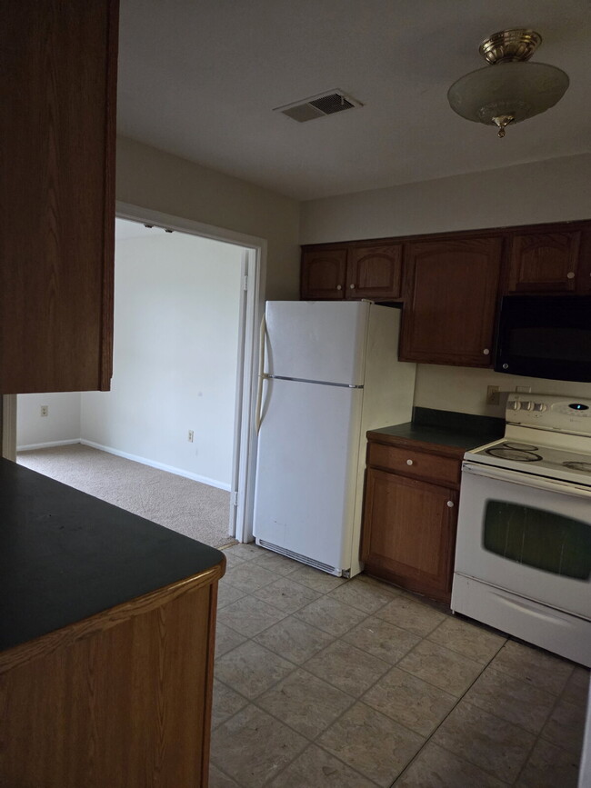 Building Photo - "Charming 2-Bedroom Condo Retreat in the Heart of Hagerstown!"