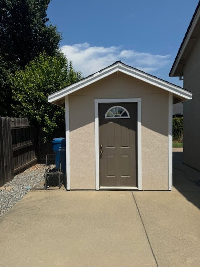 Building Photo - Enterprise Neighborhood 3 Bedroom Home with bonus room and 3 car garage- Landscaping Included!