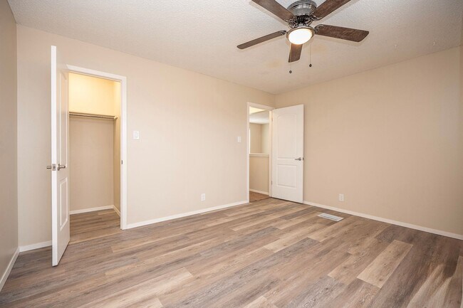Building Photo - Updated 3-Bedroom Townhome with First-Floor Primary Suite