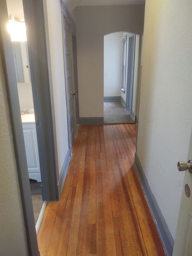 Building Photo - 611 N Perry St