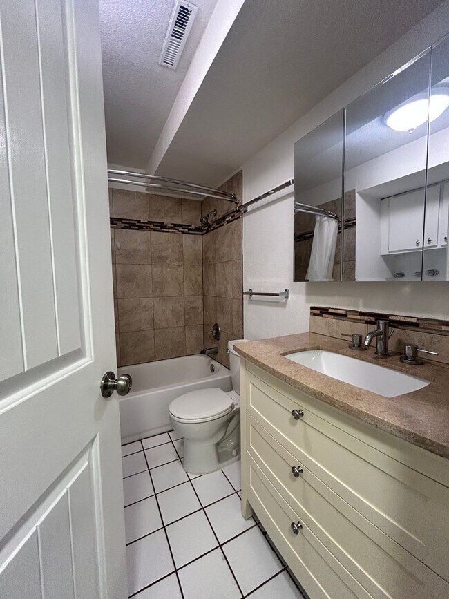 Building Photo - 2-Bed/1.5-Bath Longmont Townhome