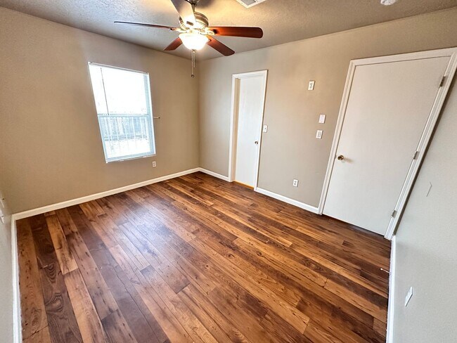 Building Photo - *"PRICE  REDUCED + MOVE-IN SPECIAL" 3 Bedroom 2 Bathroom with 2 Car Garage