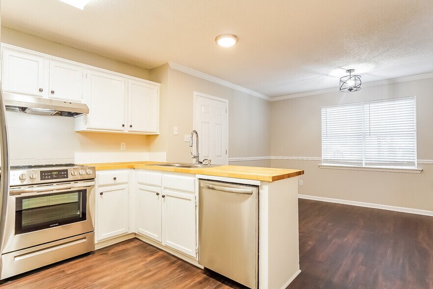 Building Photo - 215 Dolphin Ct