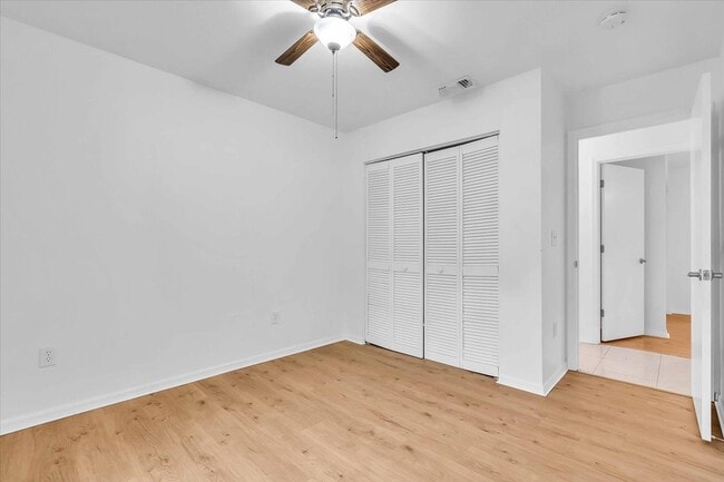 Building Photo - 5852 Brickell Dr