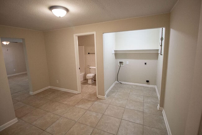 Building Photo - 1329 Valley Creek Ln