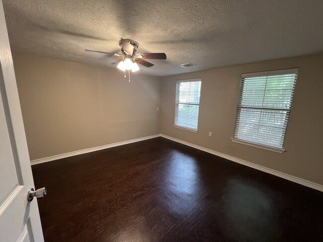 Building Photo - 605 Highlands St