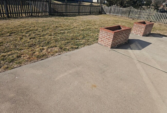 Building Photo - 3 Bedroom 2 Bath Home in Seven Oaks Neighborhood