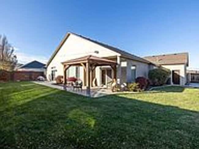 Building Photo - Beautiful, One Level Living in South Richland!