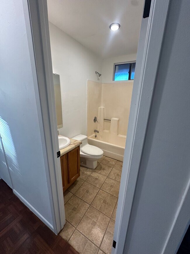 Building Photo - 2 bedroom 1.5 bathroom Ohana, across the street from the beach and park!