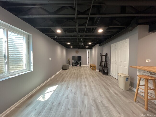 Building Photo - 910 S W Ave
