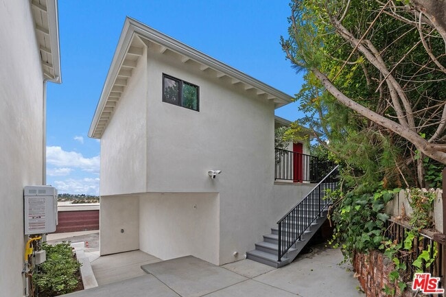 Building Photo - 2043-2047 Paramount Dr