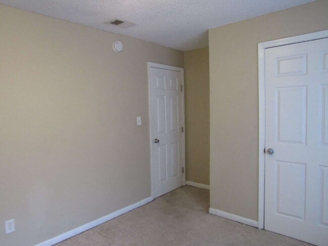 Building Photo - Spacious & Pet-Friendly 3/2 Home in West P...