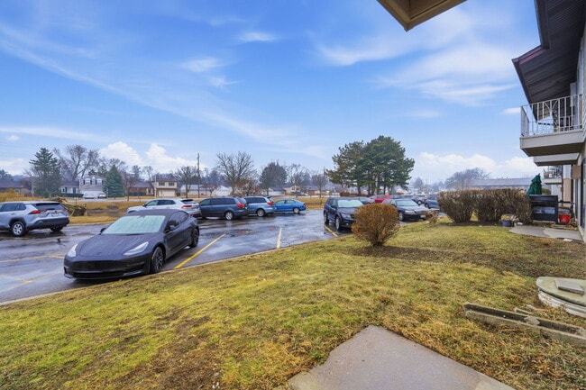 Building Photo - 850 E Old Willow Rd