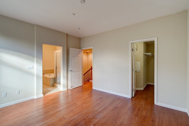 Building Photo - EXQUISITELY LOCATED TOWNHOME PRIVATE SETTING | MANY UPGRADES