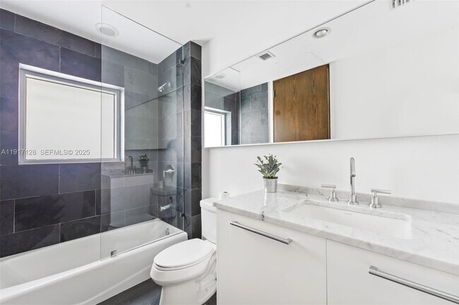 Building Photo - 900 Biscayne Blvd