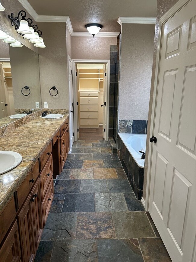 Building Photo - College Station - 3 bedroom 2 bath- 2 car garage - fenced in back yard home in Castlegate