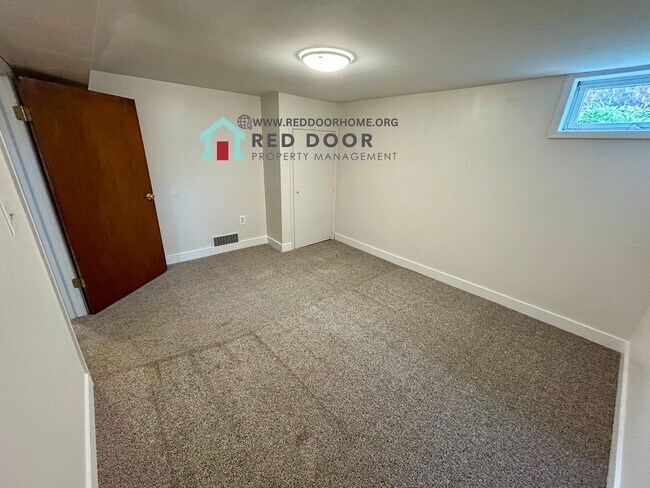 Building Photo - Spacious 4-Bedroom Apartment – Recently Re...