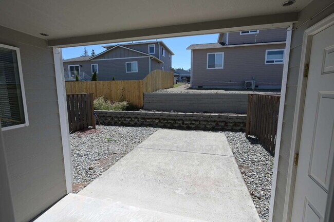 Building Photo - 2 bed 1 bath, bottom floor apartment in Port Angeles, close to Peninsula College and the Olympic ...