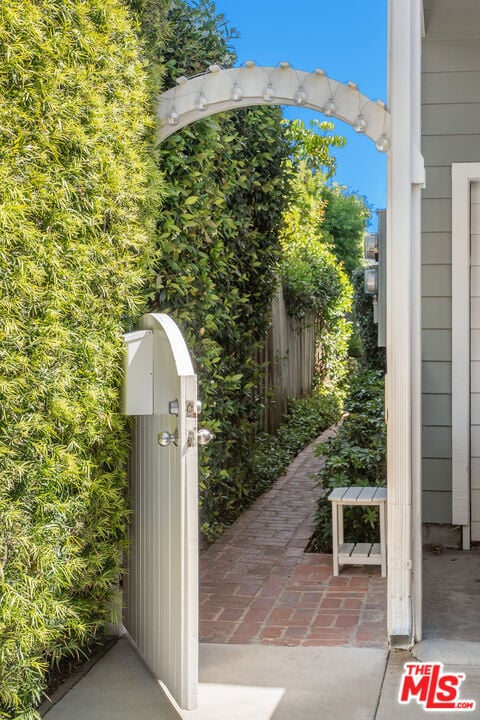 Building Photo - 431 Linnie Canal