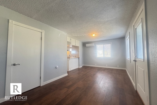 Building Photo - Cute & Cozy Cottage 1 Bedroom / 1 Bath - New Remodel