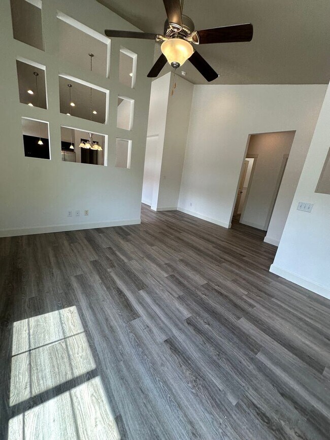 Building Photo - 3 Bedroom 2 Bath Home, New Paint, New LVP ...