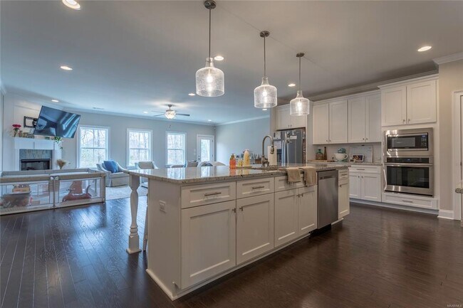 Building Photo - 357 Sydney Dr S