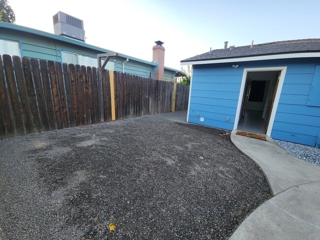 Building Photo - 1530 Aloha St