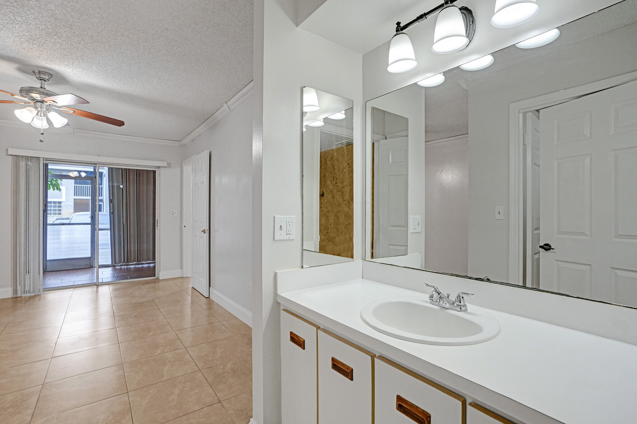Building Photo - 447 NE 210th Circle Ter