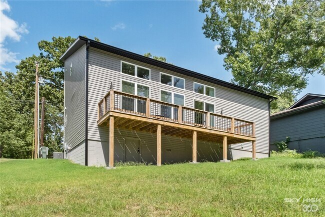 Building Photo - 5 Blandford Ln
