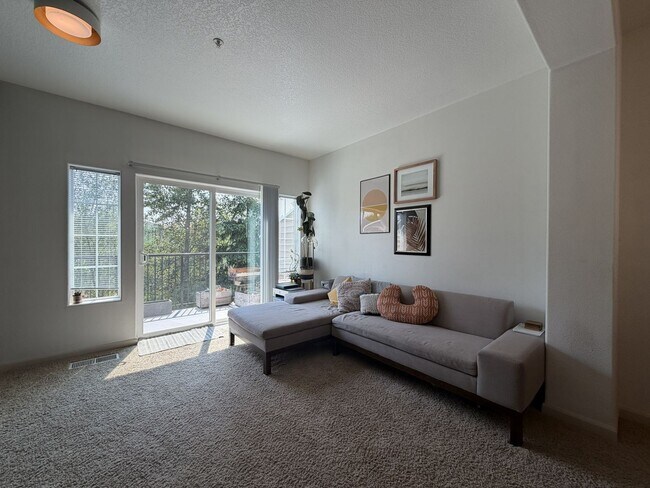 Building Photo - 10721 NE Gateway Pl