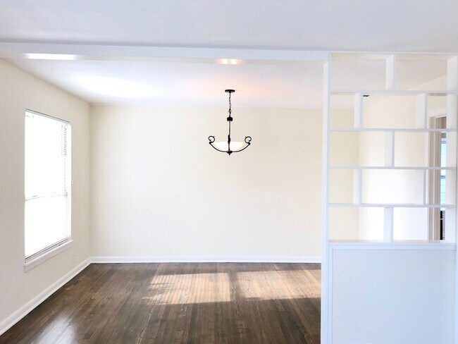 Building Photo - 210 Laddie Pl
