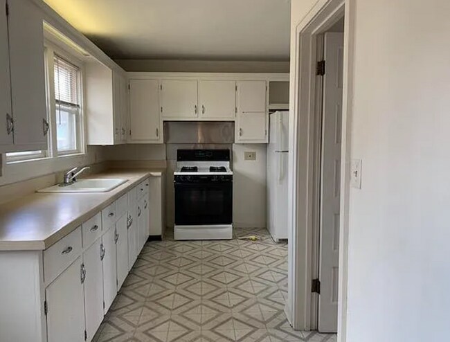 Building Photo - VIDEOTOUR: Remarkable 4-bedroom Home! PETS WELCOME