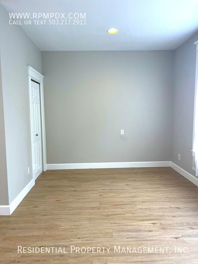 Building Photo - Sunlit End Unit 2 Bedroom Plus Flex Space,...