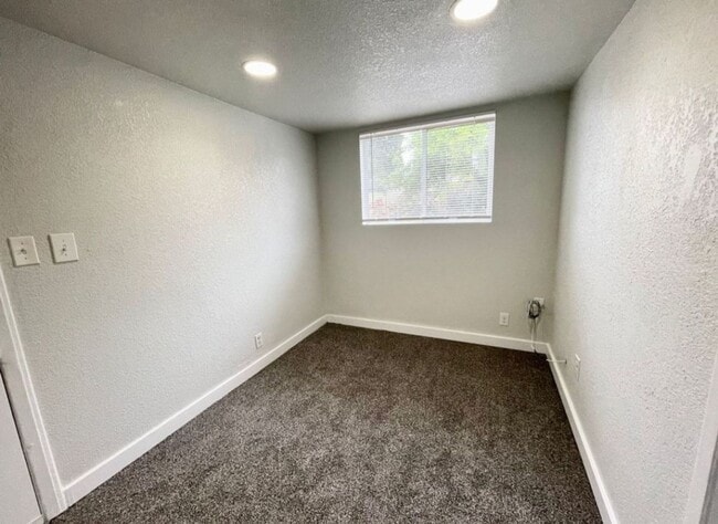 Building Photo - Harrington Unit B