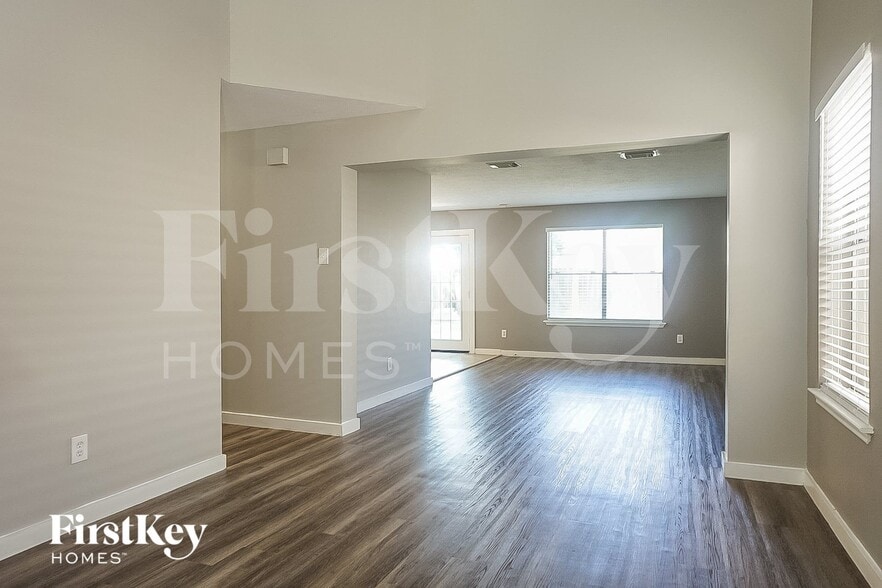 Building Photo - 7311 Village Lake Dr