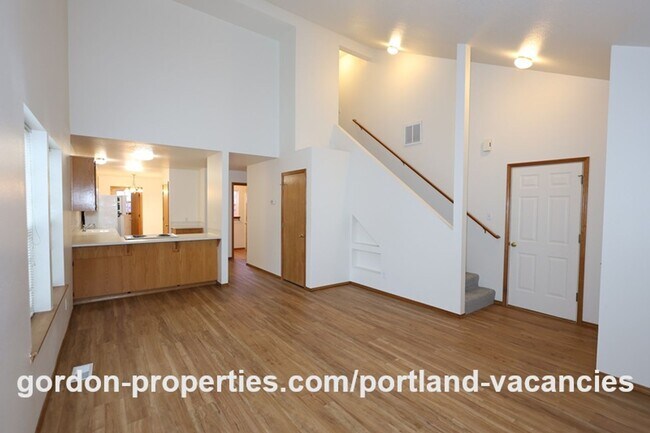 Building Photo - SE Knapp Circle - 3 bedroom duplex with attached single car garage