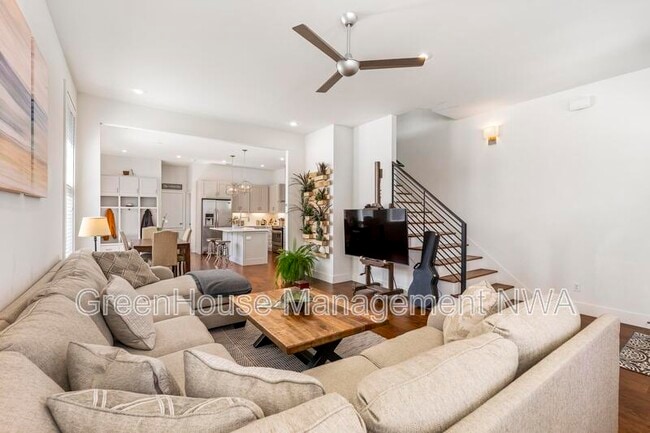 Building Photo - 636 SW B St