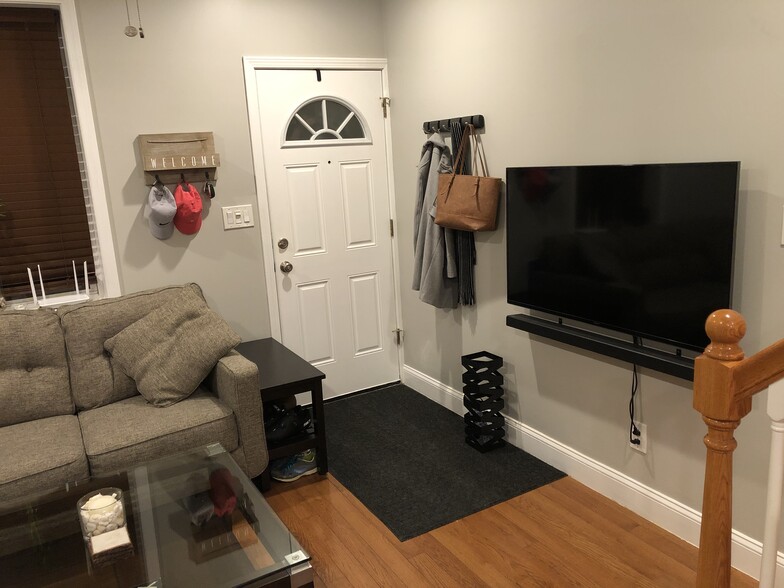 Entry way/living room - 524 Dudley St